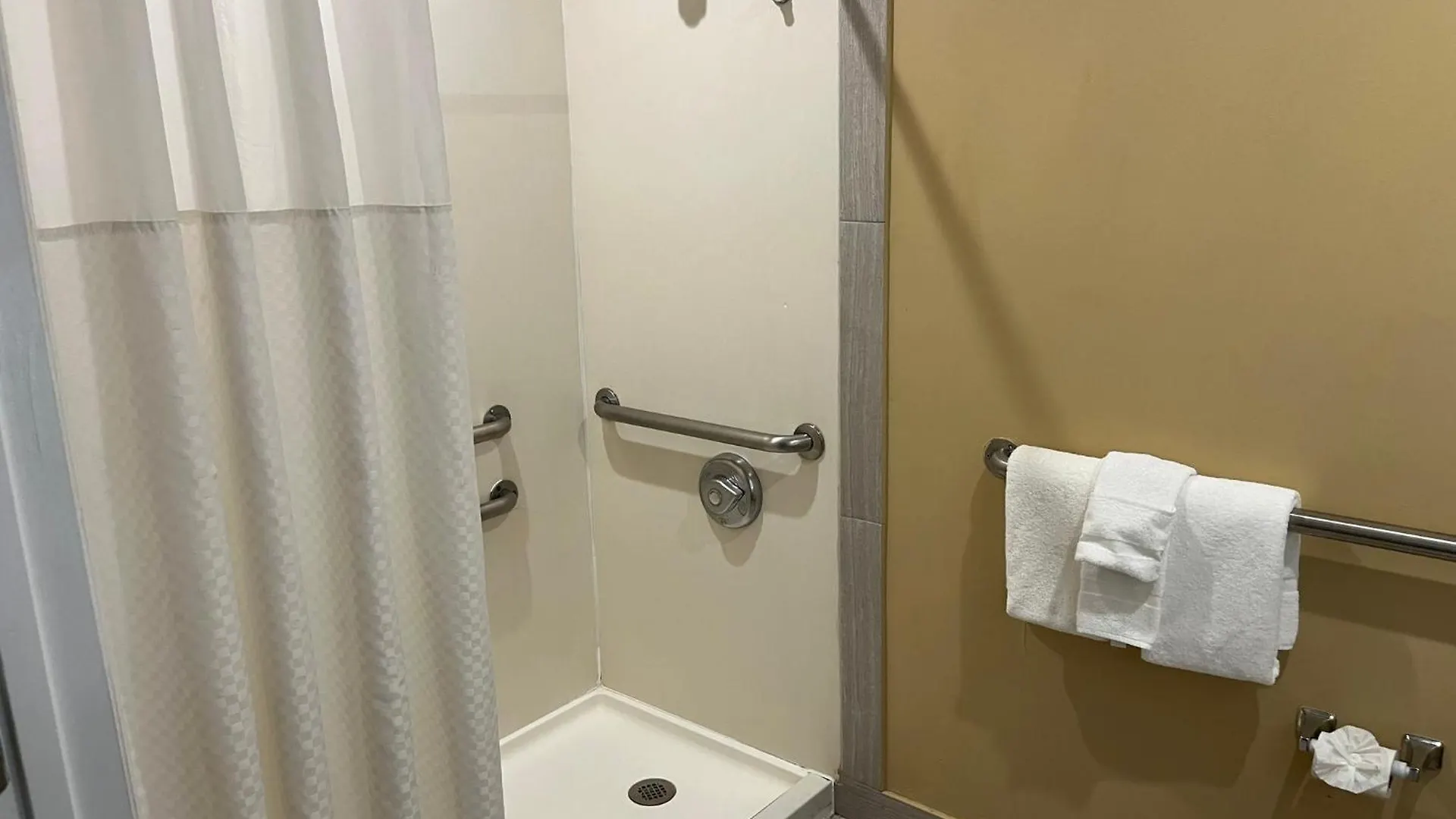 Hometowne Studios & Suites By Red Roof Charlotte - Ballantyne