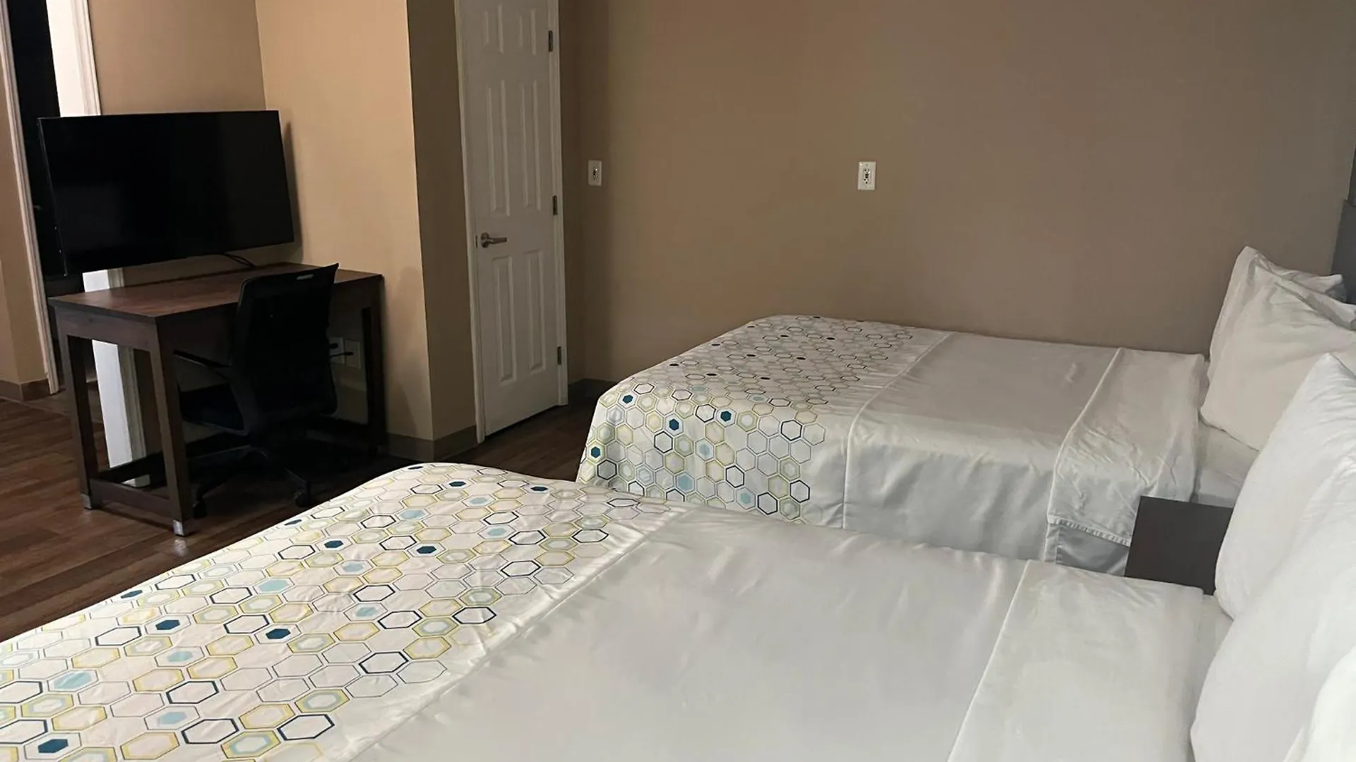 Hometowne Studios & Suites By Red Roof Charlotte - Ballantyne Motel