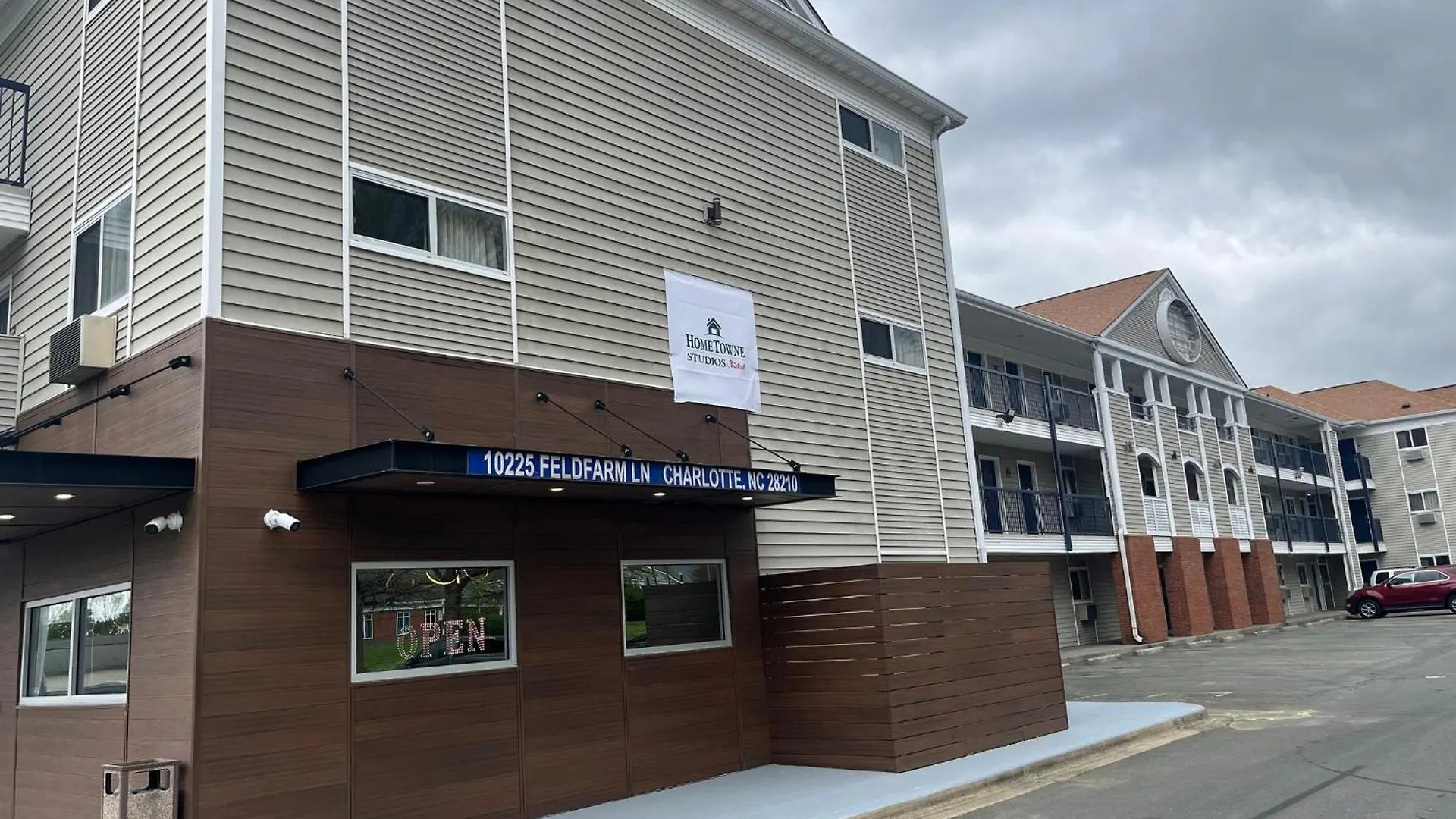 Hometowne Studios & Suites By Red Roof Charlotte - Ballantyne Motel