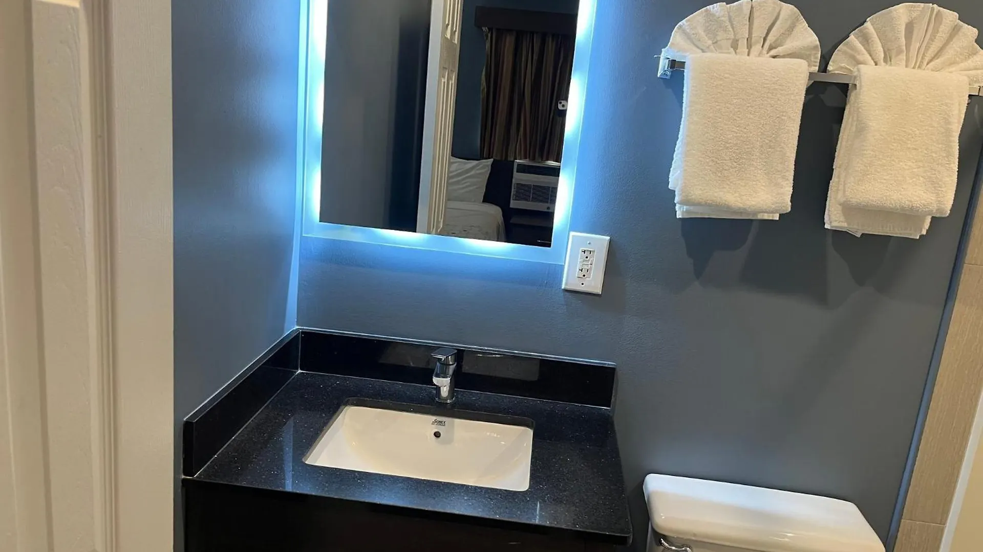 Motel Hometowne Studios & Suites By Red Roof Charlotte - Ballantyne